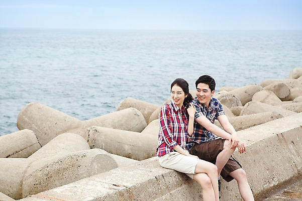 포토 JPG 주간 구름 커플 여자 남자 여유 한쌍 바다 여행 이동 데이트 하늘 휴가 휴식 한국 사람 앉기 동양인 20대 성인 해변 야외 두명 관광지 제주도 한국인 방파제 커플티 청년만 성인만 국내포토 자연요소 공공시설 감정 아시아 컨셉 관계 모션 인종 청년 커플룩 파일형식