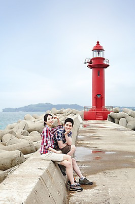 포토 JPG 주간 전신 구름 커플 여자 남자 여유 한쌍 바다 여행 이동 데이트 하늘 휴가 휴식 한국 등대 미소 웃음 사람 앉기 동양인 20대 성인 해변 야외 두명 관광지 제주도 턱괴기 한국인 방파제 커플티 청년만 성인만 국내포토 자연요소 공공시설 감정 아시아 컨셉 관계 모션 표정 인종 청년 커플룩 파일형식