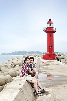 포토 JPG 주간 전신 구름 커플 여자 남자 한쌍 바다 여행 데이트 하늘 어깨동무 휴가 휴식 한국 등대 미소 웃음 사람 앉기 동양인 20대 성인 해변 야외 두명 관광지 제주도 턱괴기 한국인 방파제 커플티 청년만 성인만 국내포토 자연요소 공공시설 아시아 포즈 컨셉 관계 모션 표정 인종 청년 커플룩 파일형식