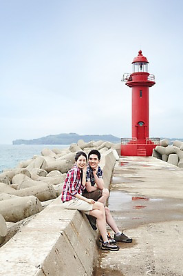 포토 JPG 주간 전신 구름 커플 여자 남자 한쌍 바다 여행 데이트 하늘 휴가 휴식 한국 등대 미소 웃음 사람 앉기 동양인 20대 성인 해변 야외 두명 관광지 제주도 턱괴기 한국인 방파제 커플티 청년만 성인만 국내포토 자연요소 공공시설 아시아 컨셉 관계 모션 표정 인종 청년 커플룩 파일형식