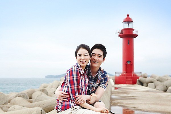 포토 JPG 주간 구름 커플 여자 남자 여유 한쌍 바다 여행 이동 데이트 안기 포옹 하늘 휴가 휴식 한국 등대 사람 앉기 동양인 상반신 20대 성인 해변 야외 두명 관광지 제주도 한국인 방파제 커플티 청년만 성인만 국내포토 자연요소 공공시설 감정 아시아 컨셉 관계 모션 인종 청년 커플룩 파일형식