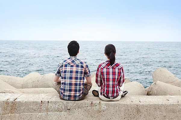 포토 JPG 주간 전신 구름 커플 여자 남자 여유 한쌍 바다 여행 이동 데이트 하늘 휴가 휴식 한국 사람 앉기 동양인 20대 성인 해변 야외 두명 뒷모습 관광지 제주도 한국인 방파제 커플티 청년만 성인만 국내포토 자연요소 공공시설 감정 아시아 뷰포인트 컨셉 관계 모션 인종 청년 커플룩 파일형식