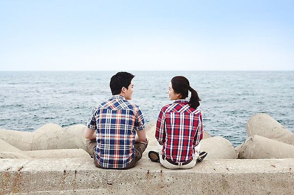 포토 JPG 주간 전신 구름 커플 여자 남자 한쌍 바다 여행 데이트 하늘 휴가 휴식 한국 사람 앉기 동양인 20대 성인 해변 야외 두명 뒷모습 관광지 제주도 마주보기 한국인 방파제 커플티 청년만 성인만 국내포토 자연요소 공공시설 아시아 뷰포인트 컨셉 관계 모션 인종 청년 커플룩 파일형식