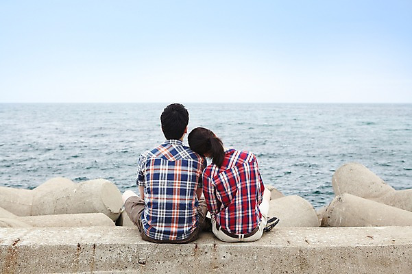 포토 JPG 주간 전신 구름 커플 여자 남자 여유 한쌍 바다 여행 이동 데이트 하늘 휴가 휴식 한국 사람 앉기 동양인 20대 성인 해변 야외 두명 뒷모습 관광지 제주도 기댐 한국인 방파제 커플티 청년만 성인만 국내포토 자연요소 공공시설 감정 아시아 뷰포인트 컨셉 관계 모션 인종 청년 커플룩 파일형식