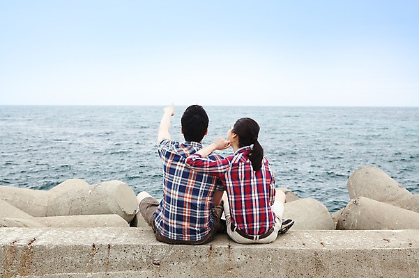포토 JPG 주간 전신 구름 커플 여자 남자 한쌍 바다 여행 데이트 손가락 하늘 휴가 휴식 한국 사람 앉기 동양인 손짓 20대 성인 해변 야외 두명 뒷모습 관광지 제주도 한국인 가리킴 방파제 커플티 청년만 성인만 국내포토 자연요소 손 공공시설 아시아 뷰포인트 컨셉 관계 모션 인종 청년 커플룩 파일형식