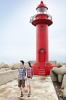 포토 JPG 주간 전신 구름 커플 여자 남자 여유 한쌍 바다 여행 이동 데이트 하늘 휴가 휴식 한국 등대 미소 웃음 사람 동양인 20대 성인 해변 야외 두명 관광지 제주도 걷기 팔짱 손잡기 한국인 방파제 커플티 청년만 성인만 국내포토 자연요소 공공시설 감정 아시아 컨셉 관계 모션 표정 인종 청년 커플룩 파일형식