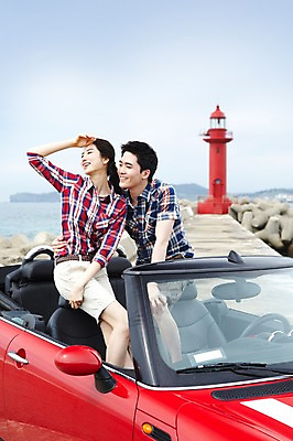 포토 JPG 주간 전신 구름 커플 여자 남자 여유 한쌍 육상교통 교통수단 바다 여행 이동 데이트 자동차 하늘 휴가 휴식 한국 등대 서기 미소 웃음 사람 동양인 손짓 20대 성인 해변 야외 두명 관광지 제주도 한국인 오픈카 방파제 커플티 청년만 성인만 국내포토 자연요소 공공시설 감정 아시아 교통 컨셉 관계 모션 승용차 표정 인종 청년 커플룩 파일형식