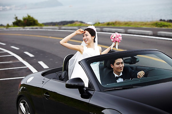 포토 JPG 주간 커플 여자 남자 도로 길 신부 육상교통 교통수단 바다 부케 여행 웨딩드레스 신랑 결혼 자동차 한국 미소 웃음 사람 동양인 정장 턱시도 상반신 20대 성인 해변 야외 두명 관광지 제주도 드라이브 운전 한국인 신혼여행 오픈카 웨딩카 주행 청년만 성인만 국내포토 자연요소 드레스 옷 아시아 꽃다발 교통 관계 교통시설 모션 승용차 표정 인종 이벤트 청년 파일형식