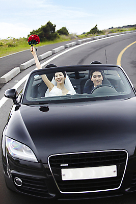 포토 JPG 주간 구름 커플 여자 남자 행복 도로 길 신부 육상교통 교통수단 부케 여행 웨딩드레스 신랑 결혼 자동차 하늘 한국 사랑 미소 웃음 사람 동양인 정장 턱시도 상반신 20대 성인 야외 두명 관광지 제주도 손들기 드라이브 운전 한국인 신혼여행 오픈카 웨딩카 주행 청년만 성인만 국내포토 자연요소 드레스 옷 감정 아시아 꽃다발 교통 관계 교통시설 모션 승용차 표정 인종 이벤트 청년 파일형식