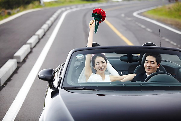 포토 JPG 주간 커플 여자 남자 도로 길 신부 육상교통 교통수단 부케 여행 웨딩드레스 신랑 결혼 자동차 한국 미소 웃음 사람 동양인 정장 턱시도 상반신 20대 성인 야외 두명 관광지 제주도 손들기 드라이브 운전 한국인 신혼여행 오픈카 웨딩카 주행 청년만 성인만 국내포토 자연요소 드레스 옷 아시아 꽃다발 교통 관계 교통시설 모션 승용차 표정 인종 이벤트 청년 파일형식