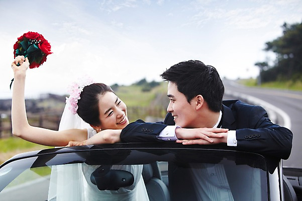 포토 JPG 주간 구름 커플 응시 여자 남자 행복 도로 길 신부 육상교통 교통수단 부케 여행 웨딩드레스 신랑 결혼 자동차 하늘 한국 사랑 미소 웃음 사람 동양인 정장 턱시도 상반신 20대 성인 야외 두명 관광지 제주도 마주보기 드라이브 운전 한국인 신혼여행 오픈카 웨딩카 주행 청년만 성인만 국내포토 자연요소 시선 드레스 옷 감정 아시아 꽃다발 교통 관계 교통시설 모션 승용차 표정 인종 이벤트 청년 파일형식