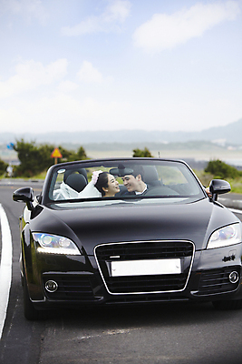 포토 JPG 주간 구름 커플 응시 여자 남자 도로 길 신부 육상교통 교통수단 바다 여행 웨딩드레스 신랑 결혼 자동차 하늘 한국 미소 웃음 사람 동양인 정장 턱시도 상반신 20대 성인 해변 야외 두명 관광지 제주도 마주보기 드라이브 운전 한국인 신혼여행 표지판 오픈카 웨딩카 주행 청년만 성인만 국내포토 자연요소 시선 드레스 옷 아시아 교통 관계 교통시설 모션 승용차 알림판 표정 인종 이벤트 청년 파일형식