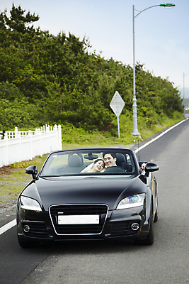 포토 JPG 주간 구름 커플 여자 남자 행복 도로 길 신부 육상교통 교통수단 여행 웨딩드레스 신랑 결혼 가로등 자동차 하늘 한국 사랑 미소 웃음 사람 동양인 정장 턱시도 상반신 20대 성인 야외 두명 관광지 울타리 담장 제주도 기댐 드라이브 운전 한국인 신혼여행 오픈카 웨딩카 주행 청년만 성인만 국내포토 자연요소 드레스 옷 공공시설 감정 아시아 교통 관계 교통시설 모션 승용차 표정 인종 이벤트 청년 파일형식