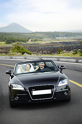 포토 JPG 주간 구름 커플 여자 남자 도로 길 신부 육상교통 교통수단 여행 웨딩드레스 신랑 결혼 자동차 하늘 한국 미소 웃음 사람 동양인 정장 턱시도 상반신 20대 성인 야외 두명 관광지 제주도 손들기 드라이브 운전 한국인 신혼여행 오픈카 웨딩카 주행 청년만 성인만 국내포토 자연요소 드레스 옷 아시아 교통 관계 교통시설 모션 승용차 표정 인종 이벤트 청년 파일형식