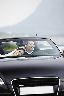 포토 JPG 주간 커플 여자 남자 행복 도로 길 신부 육상교통 교통수단 바다 여행 웨딩드레스 신랑 결혼 자동차 한국 사랑 미소 웃음 사람 동양인 정장 턱시도 상반신 20대 성인 해변 야외 두명 관광지 제주도 기댐 드라이브 운전 한국인 신혼여행 오픈카 웨딩카 주행 청년만 성인만 국내포토 자연요소 드레스 옷 감정 아시아 교통 관계 교통시설 모션 승용차 표정 인종 이벤트 청년 파일형식