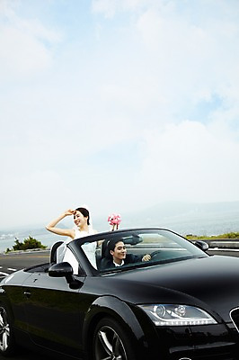 포토 JPG 주간 구름 커플 여자 남자 도로 길 신부 육상교통 교통수단 바다 부케 여행 웨딩드레스 신랑 결혼 자동차 하늘 한국 미소 웃음 사람 동양인 정장 턱시도 상반신 20대 성인 해변 야외 두명 관광지 제주도 드라이브 운전 한국인 신혼여행 오픈카 웨딩카 주행 청년만 성인만 국내포토 자연요소 드레스 옷 아시아 꽃다발 교통 관계 교통시설 모션 승용차 표정 인종 이벤트 청년 파일형식