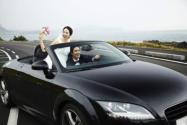 포토 JPG 주간 커플 여자 남자 행복 도로 길 신부 육상교통 교통수단 바다 부케 여행 웨딩드레스 신랑 결혼 자동차 하늘 한국 사랑 미소 웃음 사람 동양인 정장 턱시도 상반신 20대 성인 해변 야외 두명 관광지 제주도 드라이브 운전 한국인 신혼여행 오픈카 웨딩카 주행 청년만 성인만 국내포토 자연요소 드레스 옷 감정 아시아 꽃다발 교통 관계 교통시설 모션 승용차 표정 인종 이벤트 청년 파일형식