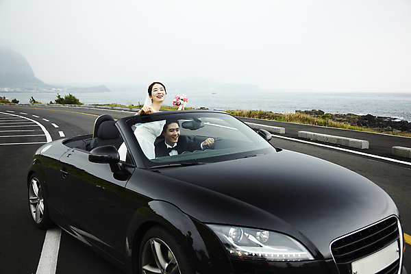포토 JPG 주간 커플 여자 남자 도로 길 신부 육상교통 교통수단 바다 부케 여행 웨딩드레스 신랑 결혼 자동차 하늘 한국 미소 웃음 사람 동양인 정장 턱시도 상반신 20대 성인 해변 야외 두명 관광지 제주도 드라이브 운전 한국인 신혼여행 오픈카 웨딩카 주행 청년만 성인만 국내포토 자연요소 드레스 옷 아시아 꽃다발 교통 관계 교통시설 모션 승용차 표정 인종 이벤트 청년 파일형식