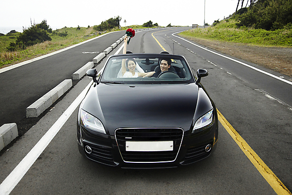 포토 JPG 주간 커플 여자 남자 행복 도로 길 신부 육상교통 교통수단 부케 여행 웨딩드레스 신랑 결혼 자동차 한국 사랑 미소 웃음 사람 동양인 정장 턱시도 상반신 20대 성인 야외 두명 관광지 제주도 드라이브 운전 한국인 신혼여행 오픈카 웨딩카 주행 청년만 성인만 국내포토 자연요소 드레스 옷 감정 아시아 꽃다발 교통 관계 교통시설 모션 승용차 표정 인종 이벤트 청년 파일형식