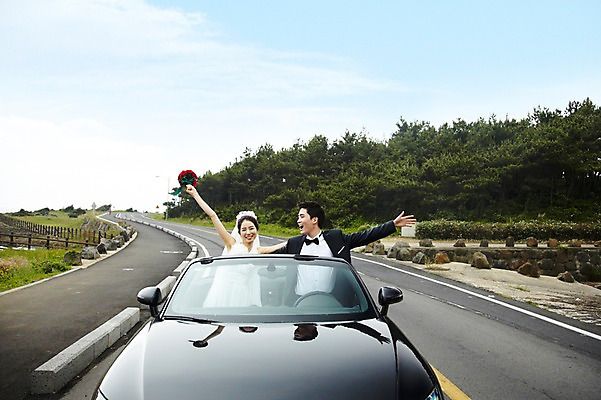 포토 JPG 주간 구름 커플 응시 여자 남자 행복 도로 길 신부 육상교통 교통수단 부케 여행 웨딩드레스 신랑 결혼 자동차 하늘 팔벌리기 한국 사랑 미소 웃음 사람 동양인 정장 턱시도 상반신 20대 성인 야외 두명 관광지 제주도 한국인 자유 신혼여행 오픈카 웨딩카 청년만 성인만 국내포토 자연요소 시선 드레스 옷 감정 아시아 꽃다발 교통 컨셉 관계 교통시설 모션 승용차 표정 인종 이벤트 청년 파일형식