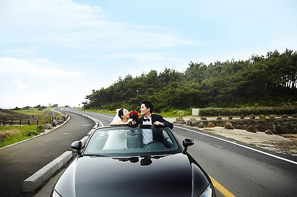 포토 JPG 주간 구름 커플 응시 여자 남자 행복 도로 길 신부 육상교통 교통수단 부케 여행 웨딩드레스 신랑 결혼 자동차 하늘 한국 사랑 미소 웃음 사람 동양인 정장 턱시도 상반신 20대 성인 야외 두명 관광지 제주도 마주보기 한국인 신혼여행 오픈카 웨딩카 청년만 성인만 국내포토 자연요소 시선 드레스 옷 감정 아시아 꽃다발 교통 관계 교통시설 모션 승용차 표정 인종 이벤트 청년 파일형식