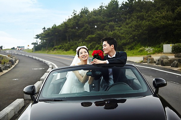포토 JPG 주간 구름 커플 여자 남자 도로 길 신부 육상교통 교통수단 바다 부케 여행 웨딩드레스 신랑 결혼 자동차 하늘 한국 미소 웃음 사람 동양인 정장 턱시도 상반신 20대 성인 해변 야외 두명 관광지 제주도 드라이브 운전 한국인 신혼여행 오픈카 웨딩카 주행 청년만 성인만 국내포토 자연요소 드레스 옷 아시아 꽃다발 교통 관계 교통시설 모션 승용차 표정 인종 이벤트 청년 파일형식