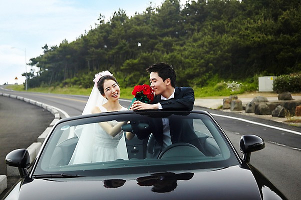 포토 JPG 주간 구름 커플 응시 여자 남자 행복 도로 길 신부 육상교통 교통수단 부케 여행 웨딩드레스 신랑 결혼 자동차 하늘 한국 사랑 미소 웃음 사람 동양인 정장 턱시도 상반신 20대 성인 야외 두명 관광지 제주도 드라이브 한국인 신혼여행 오픈카 웨딩카 청년만 성인만 국내포토 자연요소 시선 드레스 옷 감정 아시아 꽃다발 교통 관계 교통시설 승용차 표정 인종 이벤트 청년 운전 파일형식