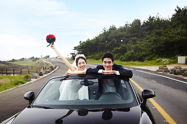 포토 JPG 주간 구름 커플 여자 남자 행복 도로 길 신부 육상교통 교통수단 부케 여행 웨딩드레스 신랑 결혼 자동차 하늘 한국 사랑 미소 웃음 사람 동양인 정장 턱시도 상반신 20대 성인 야외 두명 관광지 제주도 드라이브 한국인 신혼여행 오픈카 웨딩카 청년만 성인만 국내포토 자연요소 드레스 옷 감정 아시아 꽃다발 교통 관계 교통시설 승용차 표정 인종 이벤트 청년 운전 파일형식