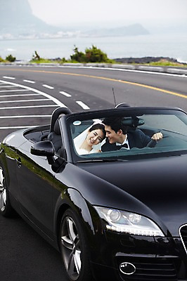 포토 JPG 주간 커플 응시 여자 남자 도로 길 신부 육상교통 교통수단 바다 여행 웨딩드레스 신랑 결혼 자동차 하늘 한국 미소 웃음 사람 동양인 정장 턱시도 상반신 20대 성인 해변 야외 두명 관광지 제주도 기댐 드라이브 운전 한국인 신혼여행 오픈카 웨딩카 주행 청년만 성인만 국내포토 자연요소 시선 드레스 옷 아시아 교통 관계 교통시설 모션 승용차 표정 인종 이벤트 청년 파일형식