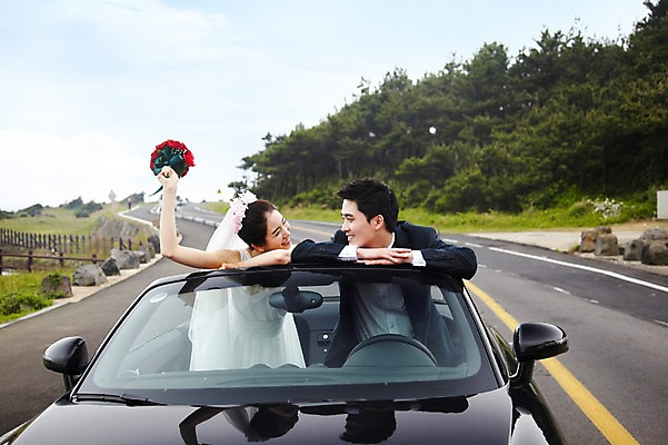 포토 JPG 주간 구름 커플 여자 남자 행복 도로 길 신부 육상교통 교통수단 부케 여행 웨딩드레스 신랑 결혼 자동차 하늘 한국 사랑 미소 웃음 사람 동양인 정장 턱시도 상반신 20대 성인 야외 두명 관광지 제주도 마주보기 드라이브 운전 한국인 신혼여행 오픈카 웨딩카 주행 청년만 성인만 국내포토 자연요소 드레스 옷 감정 아시아 꽃다발 교통 관계 교통시설 모션 승용차 표정 인종 이벤트 청년 파일형식