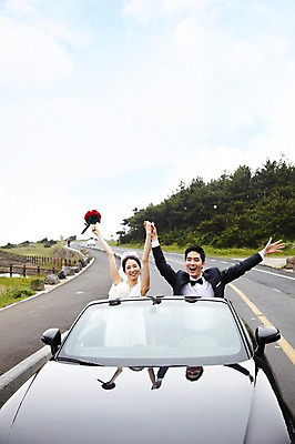 포토 JPG 주간 구름 커플 여자 남자 행복 도로 길 신부 육상교통 교통수단 부케 여행 웨딩드레스 신랑 결혼 자동차 하늘 한국 사랑 미소 웃음 사람 동양인 정장 턱시도 상반신 20대 성인 야외 두명 관광지 제주도 손들기 드라이브 운전 한국인 신혼여행 즐거움 오픈카 웨딩카 주행 청년만 성인만 국내포토 자연요소 드레스 옷 감정 아시아 꽃다발 교통 관계 교통시설 모션 승용차 표정 인종 이벤트 청년 파일형식
