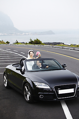 포토 JPG 주간 커플 응시 여자 남자 도로 길 신부 육상교통 교통수단 바다 부케 여행 웨딩드레스 신랑 결혼 자동차 하늘 한국 미소 웃음 사람 동양인 정장 턱시도 상반신 20대 성인 해변 야외 두명 관광지 제주도 드라이브 운전 한국인 신혼여행 오픈카 웨딩카 주행 청년만 성인만 국내포토 자연요소 시선 드레스 옷 아시아 꽃다발 교통 관계 교통시설 모션 승용차 표정 인종 이벤트 청년 파일형식