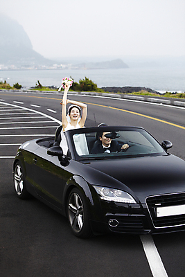 포토 JPG 주간 커플 여자 남자 행복 도로 길 신부 육상교통 교통수단 바다 부케 여행 웨딩드레스 신랑 결혼 자동차 하늘 한국 사랑 미소 웃음 사람 동양인 정장 턱시도 상반신 20대 성인 해변 야외 두명 관광지 제주도 손들기 드라이브 운전 한국인 신혼여행 즐거움 오픈카 웨딩카 주행 청년만 성인만 국내포토 자연요소 드레스 옷 감정 아시아 꽃다발 교통 관계 교통시설 모션 승용차 표정 인종 이벤트 청년 파일형식