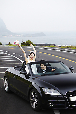 포토 JPG 주간 커플 응시 여자 남자 행복 도로 길 신부 육상교통 교통수단 바다 부케 여행 웨딩드레스 신랑 결혼 자동차 하늘 한국 사랑 미소 웃음 사람 동양인 정장 턱시도 상반신 20대 성인 해변 야외 두명 관광지 제주도 손들기 드라이브 운전 한국인 신혼여행 즐거움 오픈카 웨딩카 주행 청년만 성인만 국내포토 자연요소 시선 드레스 옷 감정 아시아 꽃다발 교통 관계 교통시설 모션 승용차 표정 인종 이벤트 청년 파일형식