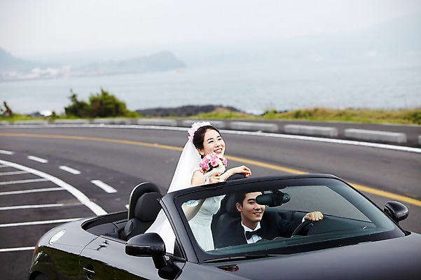 포토 JPG 주간 커플 여자 남자 행복 도로 길 신부 육상교통 교통수단 바다 부케 여행 웨딩드레스 신랑 결혼 자동차 하늘 한국 사랑 미소 웃음 사람 동양인 정장 턱시도 상반신 20대 성인 해변 야외 두명 관광지 제주도 드라이브 운전 한국인 신혼여행 오픈카 웨딩카 주행 청년만 성인만 국내포토 자연요소 드레스 옷 감정 아시아 꽃다발 교통 관계 교통시설 모션 승용차 표정 인종 이벤트 청년 파일형식