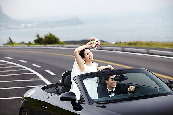 포토 JPG 주간 커플 여자 남자 도로 길 신부 육상교통 교통수단 바다 부케 여행 웨딩드레스 신랑 결혼 자동차 하늘 한국 미소 웃음 사람 동양인 정장 턱시도 상반신 20대 성인 해변 야외 두명 관광지 제주도 드라이브 운전 한국인 신혼여행 오픈카 웨딩카 주행 청년만 성인만 국내포토 자연요소 드레스 옷 아시아 꽃다발 교통 관계 교통시설 모션 승용차 표정 인종 이벤트 청년 파일형식