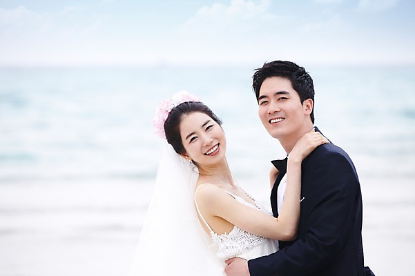포토 JPG 주간 구름 커플 여자 남자 신부 바다 여행 웨딩드레스 신랑 결혼 안기 포옹 하늘 한국 미소 웃음 사람 동양인 정장 턱시도 상반신 20대 성인 해변 야외 두명 관광지 제주도 한국인 신혼여행 청년만 성인만 국내포토 자연요소 드레스 옷 아시아 관계 모션 표정 인종 이벤트 청년 파일형식