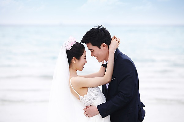 포토 JPG 주간 구름 커플 여자 남자 신부 바다 여행 웨딩드레스 신랑 결혼 안기 포옹 하늘 한국 미소 웃음 사람 동양인 정장 턱시도 상반신 20대 성인 해변 야외 두명 관광지 제주도 마주보기 한국인 신혼여행 청년만 성인만 국내포토 자연요소 드레스 옷 아시아 관계 모션 표정 인종 이벤트 청년 파일형식