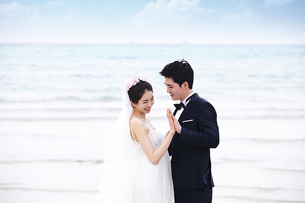 포토 JPG 주간 구름 커플 여자 남자 신부 바다 여행 웨딩드레스 신랑 결혼 하늘 한국 미소 웃음 사람 동양인 정장 턱시도 상반신 20대 성인 해변 야외 두명 관광지 제주도 손잡기 한국인 신혼여행 청년만 성인만 국내포토 자연요소 드레스 옷 아시아 관계 모션 표정 인종 이벤트 청년 파일형식