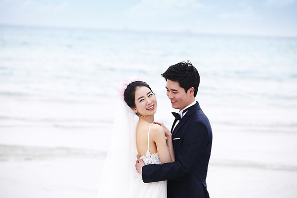 포토 JPG 주간 구름 커플 여자 남자 신부 바다 여행 웨딩드레스 신랑 결혼 안기 포옹 하늘 한국 미소 웃음 사람 동양인 정장 턱시도 상반신 20대 성인 해변 야외 두명 관광지 제주도 한국인 신혼여행 청년만 성인만 국내포토 자연요소 드레스 옷 아시아 관계 모션 표정 인종 이벤트 청년 파일형식