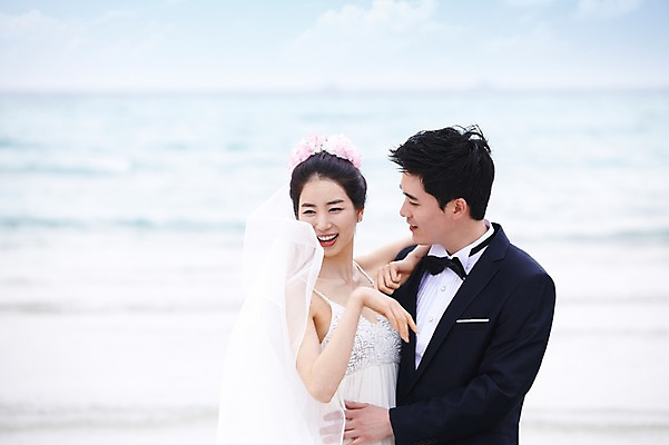 포토 JPG 주간 구름 커플 여자 남자 신부 바다 여행 웨딩드레스 신랑 결혼 안기 포옹 하늘 한국 미소 웃음 사람 동양인 정장 턱시도 상반신 20대 성인 해변 야외 두명 관광지 제주도 한국인 신혼여행 청년만 성인만 국내포토 자연요소 드레스 옷 아시아 관계 모션 표정 인종 이벤트 청년 파일형식