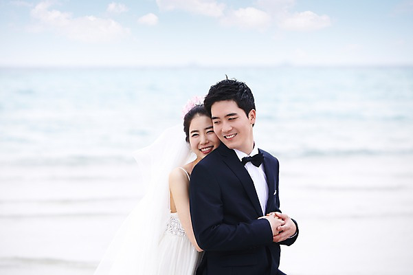 포토 JPG 주간 구름 커플 여자 남자 신부 바다 여행 웨딩드레스 신랑 결혼 안기 포옹 하늘 한국 미소 웃음 사람 동양인 정장 턱시도 상반신 20대 성인 해변 야외 두명 관광지 제주도 한국인 신혼여행 청년만 성인만 국내포토 자연요소 드레스 옷 아시아 관계 모션 표정 인종 이벤트 청년 파일형식