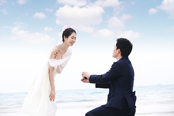 포토 JPG 주간 구름 커플 여자 남자 행복 신부 바다 여행 웨딩드레스 신랑 결혼 프로포즈 하늘 한국 선물 사랑 미소 웃음 사람 동양인 정장 턱시도 20대 성인 해변 야외 두명 관광지 선물상자 제주도 마주보기 한국인 신혼여행 무릎꿇기 청년만 성인만 국내포토 자연요소 드레스 옷 감정 아시아 관계 모션 표정 인종 이벤트 청년 상자 파일형식