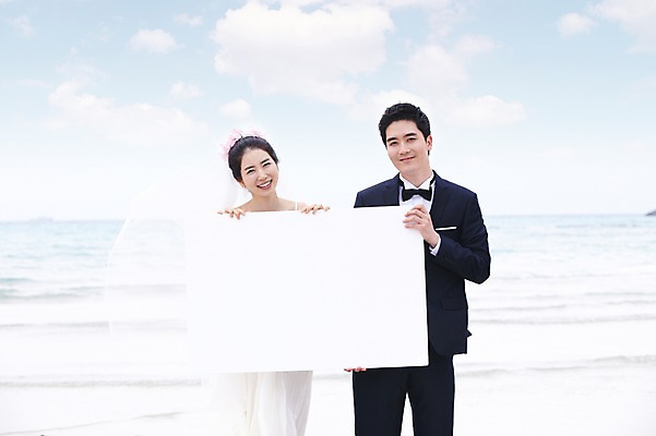 포토 JPG 주간 구름 배너 커플 여자 남자 행복 신부 바다 여행 웨딩드레스 신랑 결혼 하늘 사각프레임 한국 광고판 사랑 미소 웃음 들기 사람 동양인 정장 턱시도 20대 성인 해변 야외 두명 관광지 제주도 한국인 신혼여행 청년만 성인만 국내포토 자연요소 드레스 옷 감정 아시아 관계 모션 프레임 알림판 표정 인종 이벤트 청년 사각형 판 파일형식