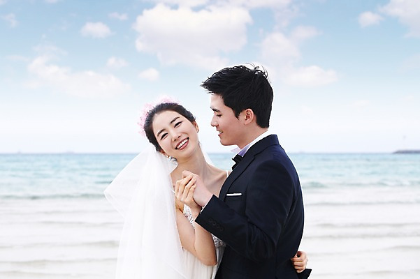 포토 JPG 주간 구름 커플 여자 남자 행복 신부 바다 여행 웨딩드레스 신랑 결혼 안기 포옹 하늘 한국 사랑 미소 웃음 사람 동양인 정장 턱시도 상반신 20대 성인 해변 야외 두명 관광지 제주도 마주보기 손잡기 한국인 신혼여행 청년만 성인만 국내포토 자연요소 드레스 옷 감정 아시아 관계 모션 표정 인종 이벤트 청년 파일형식