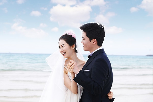 포토 JPG 주간 구름 커플 여자 남자 신부 바다 여행 웨딩드레스 신랑 결혼 안기 포옹 하늘 한국 미소 웃음 사람 동양인 정장 턱시도 상반신 20대 성인 해변 야외 두명 관광지 제주도 마주보기 손잡기 한국인 신혼여행 청년만 성인만 국내포토 자연요소 드레스 옷 아시아 관계 모션 표정 인종 이벤트 청년 파일형식