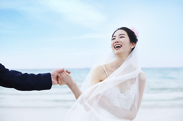 포토 JPG 주간 구름 커플 여자 남자 행복 신부 바다 여행 웨딩드레스 신랑 결혼 하늘 한국 사랑 미소 웃음 사람 동양인 정장 턱시도 상반신 20대 성인 해변 야외 두명 관광지 제주도 손잡기 한국인 신혼여행 청년만 성인만 국내포토 자연요소 드레스 옷 감정 아시아 관계 모션 표정 인종 이벤트 청년 파일형식