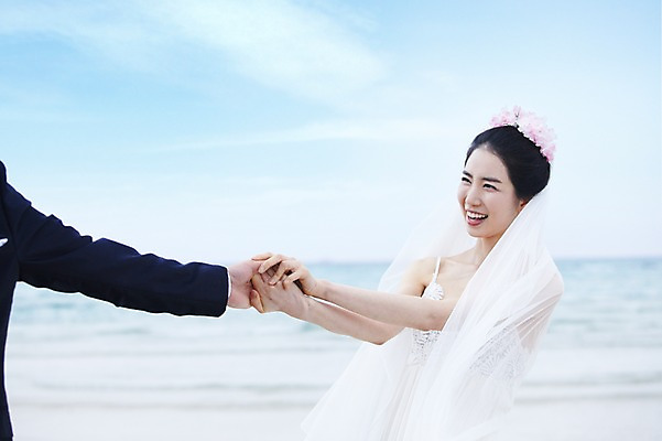 포토 JPG 주간 구름 커플 여자 남자 신부 바다 여행 웨딩드레스 신랑 결혼 하늘 한국 미소 웃음 사람 동양인 정장 턱시도 상반신 20대 성인 해변 야외 두명 관광지 제주도 손잡기 한국인 신혼여행 청년만 성인만 국내포토 자연요소 드레스 옷 아시아 관계 모션 표정 인종 이벤트 청년 파일형식