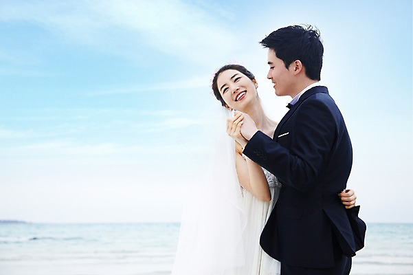 포토 JPG 주간 구름 커플 여자 남자 행복 신부 바다 여행 웨딩드레스 신랑 결혼 안기 포옹 하늘 한국 사랑 미소 웃음 사람 동양인 정장 턱시도 상반신 20대 성인 해변 야외 두명 관광지 제주도 손잡기 한국인 신혼여행 청년만 성인만 국내포토 자연요소 드레스 옷 감정 아시아 관계 모션 표정 인종 이벤트 청년 파일형식