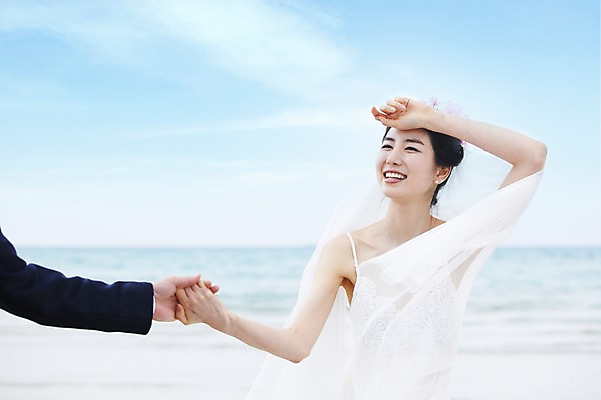 포토 JPG 주간 구름 커플 여자 남자 행복 신부 바다 여행 웨딩드레스 신랑 결혼 하늘 한국 사랑 미소 웃음 사람 동양인 정장 턱시도 상반신 20대 성인 해변 야외 두명 관광지 제주도 손잡기 한국인 신혼여행 청년만 성인만 국내포토 자연요소 드레스 옷 감정 아시아 관계 모션 표정 인종 이벤트 청년 파일형식